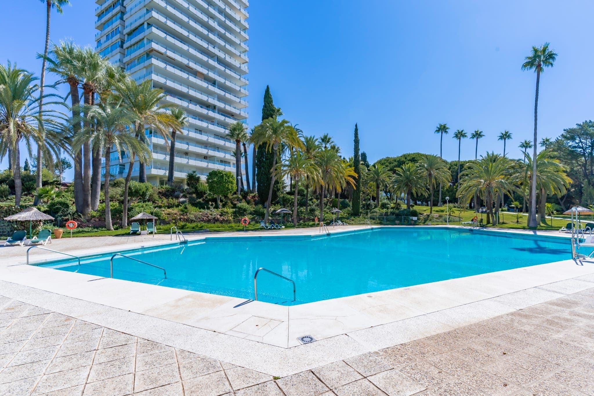 Exquisite moderne Wohnung mit Panoramablick in Torre Real, Marbella