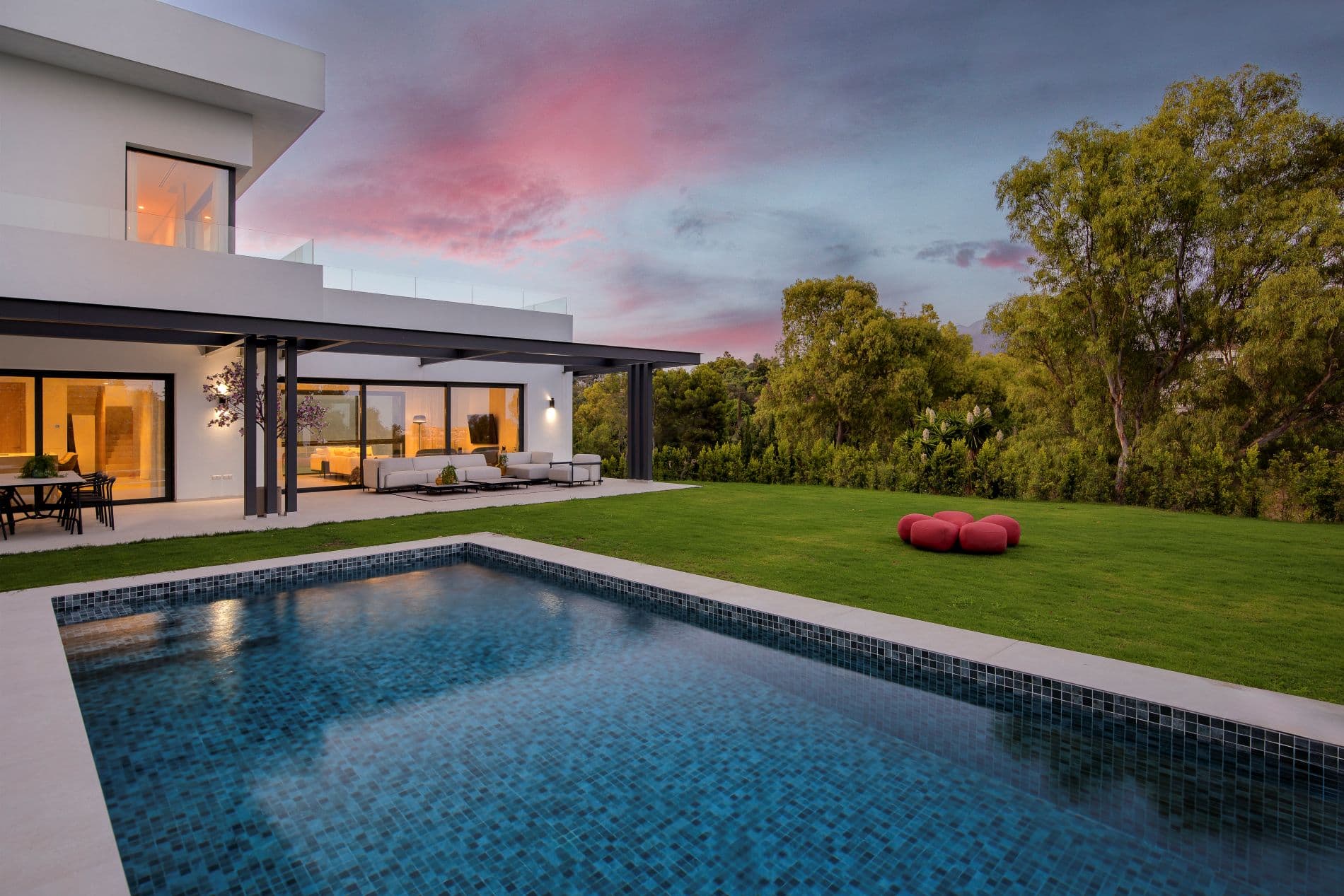 MODERNE LUXUSVILLA INMITTEN DER NATUR.